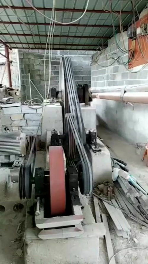 實(shí)拍工廠內(nèi)一幕,原來(lái)繩子可以割開石頭,這場(chǎng)面太震撼了